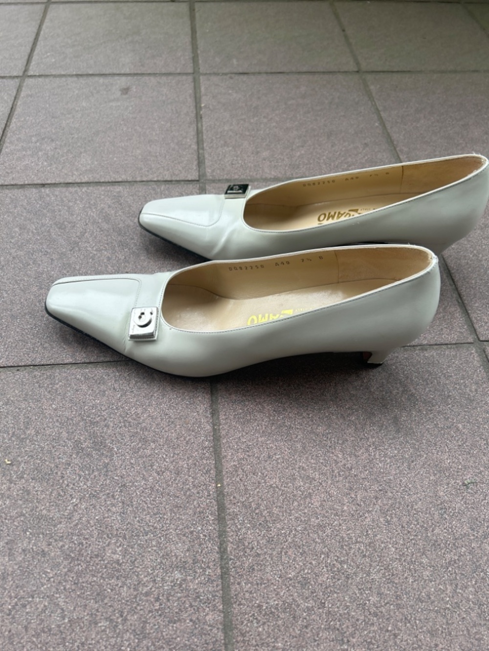 Salvatore Ferragamo Off-White Leather Square Toe Gancini Buckle Pumps Size 7.5 B - Picture 2 of 10